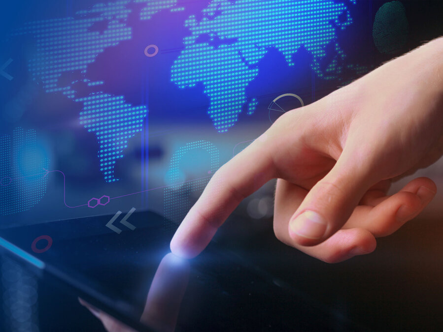 ein Finger tippt auf einen Touchscreen